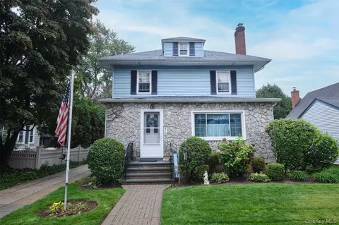 17 Concord St, Floral Park, NY 11001