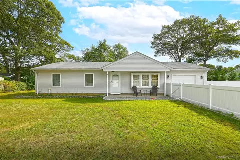 541 Blue Point Rd, Farmingville, NY 11738