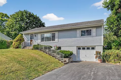 11 Hudson Dr, New Windsor, NY 12553