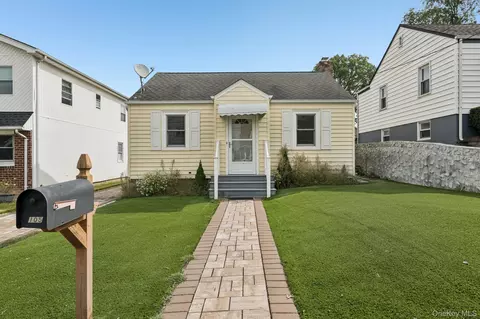 105 Devon Rd, North Hempstead, NY 11507