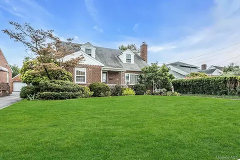 8 Fox St, Glen Cove, NY 11542