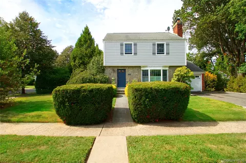 30 Boylston St, Garden City, NY 11530