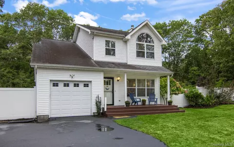 10 Patrick Ln, Ridge, NY 11961