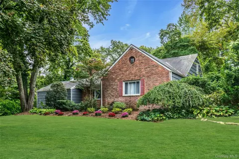 6 Harmony Rd, Huntington, NY 11743