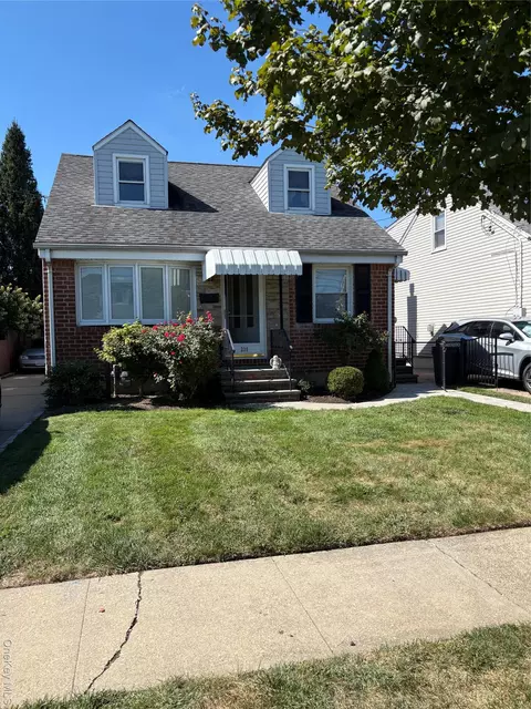 239 Mckinley Pkwy, North Hempstead, NY 11501