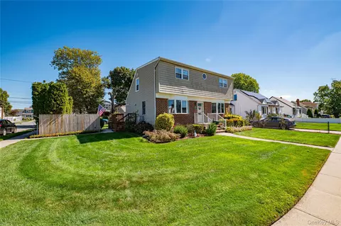 31 Garden Blvd, Hicksville, NY 11801
