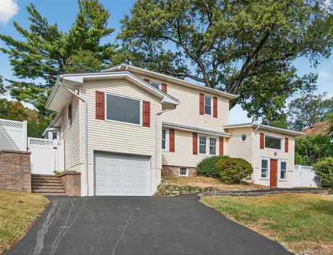 63 Lindbergh Ln, Clarkstown, NY 10956