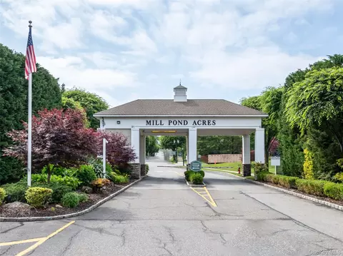 134 Pond View Dr, North Hempstead, NY 11050