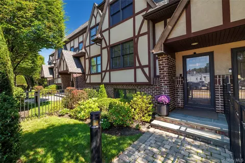 25 Lenox Rd #2, Rockville Centre, NY 11570