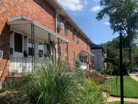 1 Childs Ave #1E, Floral Park, NY 11001