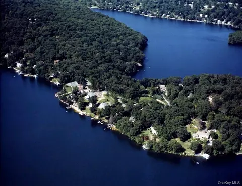 300 W Lake Blvd, Mahopac, NY 10541
