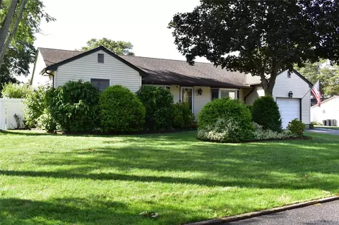 386 Lillian Blvd, Holbrook, NY 11741