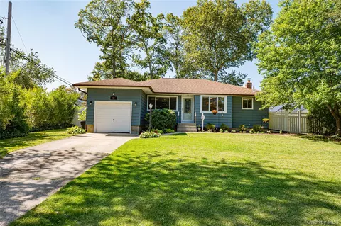 12 Wadsworth Pl, Smithtown, NY 11787