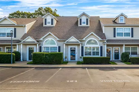 121 Willow Ln, Valley Stream, NY 11580