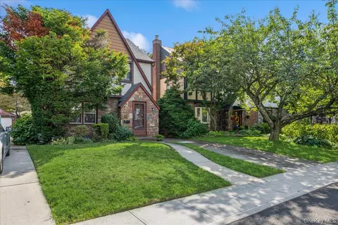 8771 253rd St, New York, NY 11426