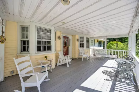 42 Sands Ln, Port Jefferson, NY 11777