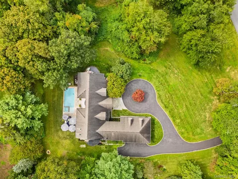 9 Hobby Farm Dr, Bedford, NY 10506