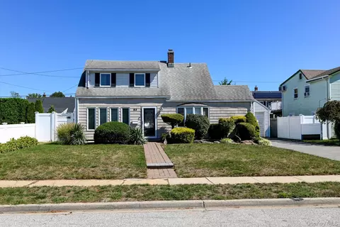 83 Cotton Ln, Levittown, NY 11756