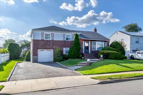 144 Orchard St, Plainview, NY 11803