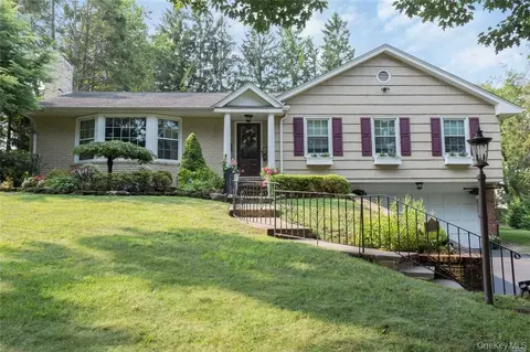 2 Sunset Ln, Garden City, NY 11530