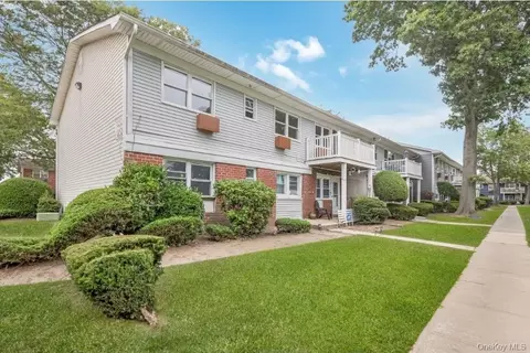 7 Hemlock Dr # A, Bay Shore, NY 11706