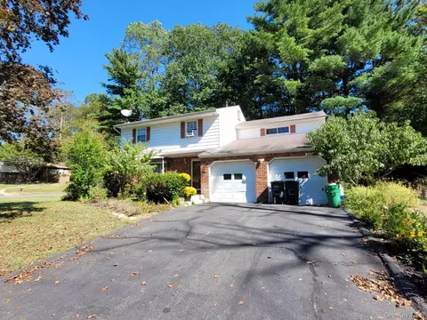 16 Ellen St, Clarkstown, NY 10956
