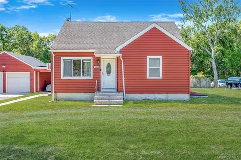 1454 E Forks Rd, Bay Shore, NY 11706