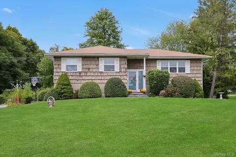 15 Reeback Dr, Mount Pleasant, NY 10595