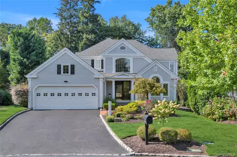 17 Evergreen Cir, North Hempstead, NY 11030