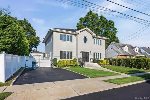 170 Mckinley Ave, Franklin Square, NY 11010