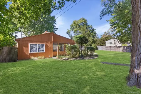 26 Queen Rd, Rocky Point, NY 11778