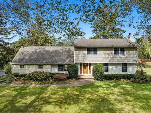 9 Snowball Dr, Cold Spring Harbor, NY 11724
