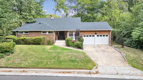 125 Colonial Rd, North Hempstead, NY 11021