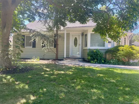 20 Pequot Ln, East Islip, NY 11730