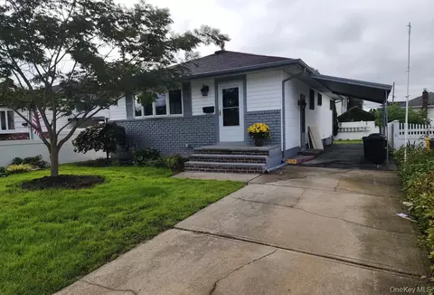 206 N Kentucky Ave, Massapequa, NY 11758