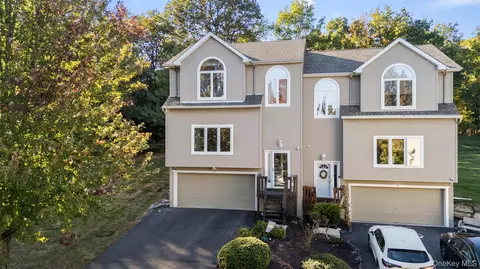 8 Ledger View Ct, Highland Mills, NY 10930