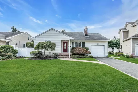 30 Azalea Ct, Plainview, NY 11803