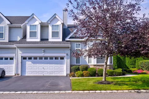 60 Pacific Dunes Ct, Medford, NY 11763
