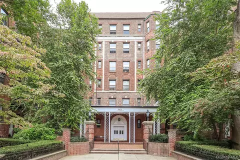 84-51 Beverly Rd #2W, New York, NY 11415