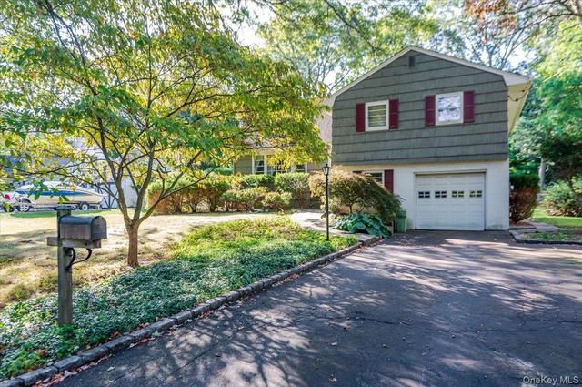 6 Wheeler Dr, Huntington Station, NY 11746