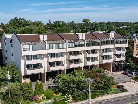 372 Main St #105, North Hempstead, NY 11050
