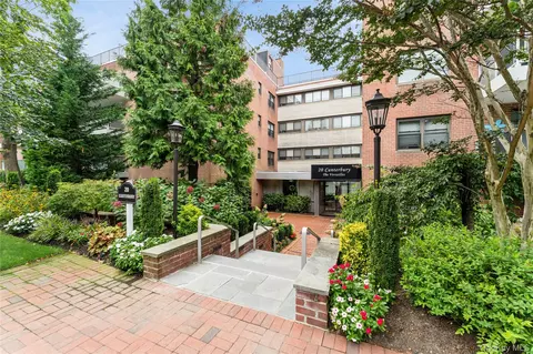 20 Canterbury Rd #2F, North Hempstead, NY 11021