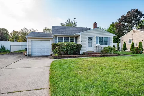 12 Peary Ln, Kings Park, NY 11754