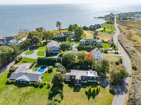 80 Oak Rd, Bayport, NY 11705