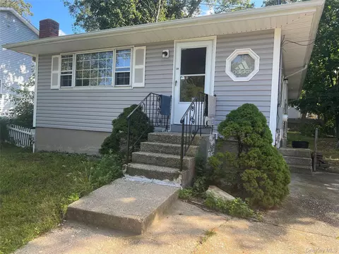 10 Cedarhurst Ave, Selden, NY 11784