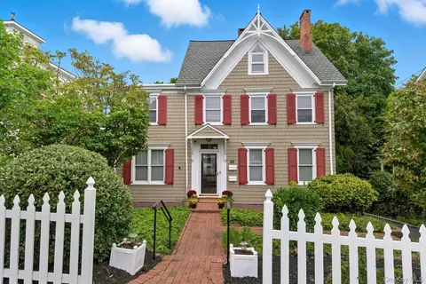 22 School St, Oyster Bay, NY 11771