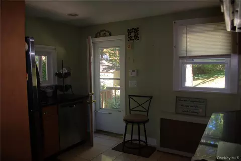 Entry Way - 1824 Seabury Pl, Peekskill, NY 10566 photo 2 of 5