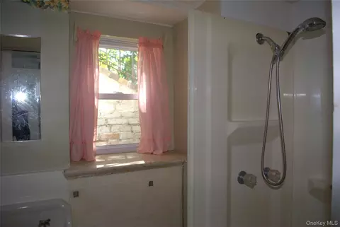 Bath - 1824 Seabury Pl, Peekskill, NY 10566 photo 5 of 5