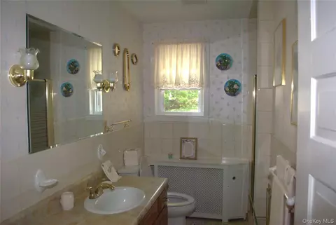 Bath - 1824 Seabury Pl, Peekskill, NY 10566 photo 2 of 5