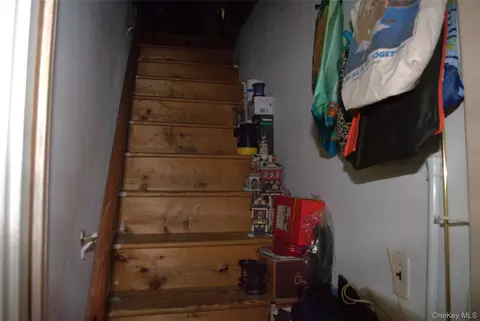 Entry Way - 1824 Seabury Pl, Peekskill, NY 10566 photo 1 of 5